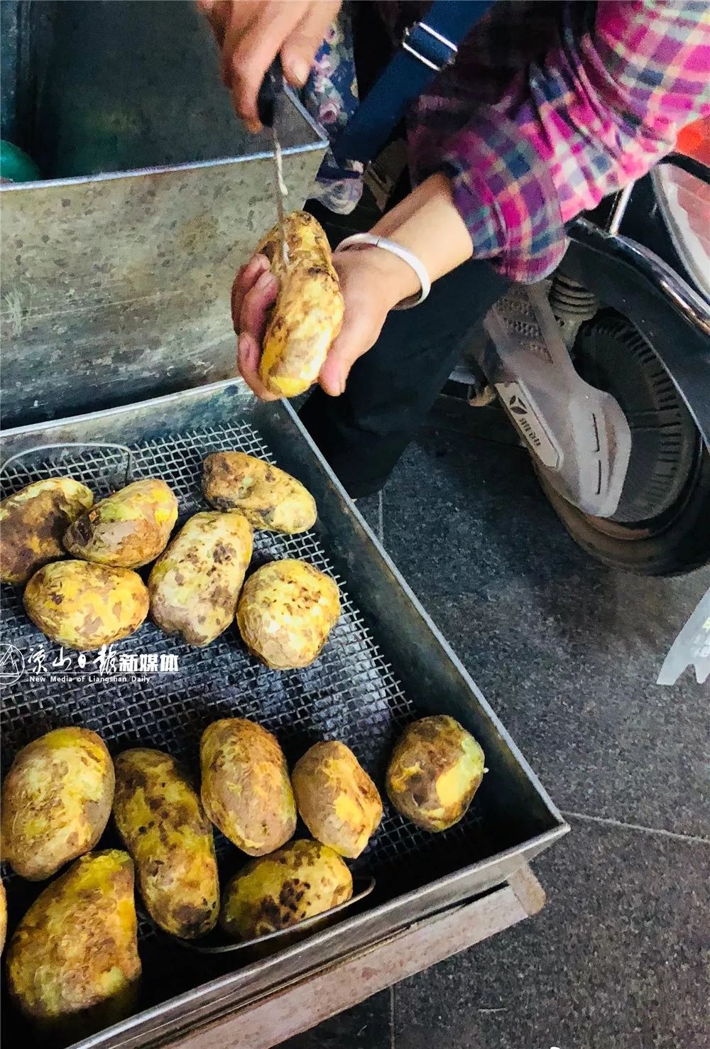 凉山美食炸洋芋图片,凉山洋芋吃法大全