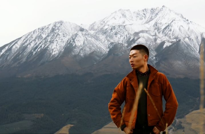 西安农村小伙模仿刘雯走红,农村小伙走秀走红