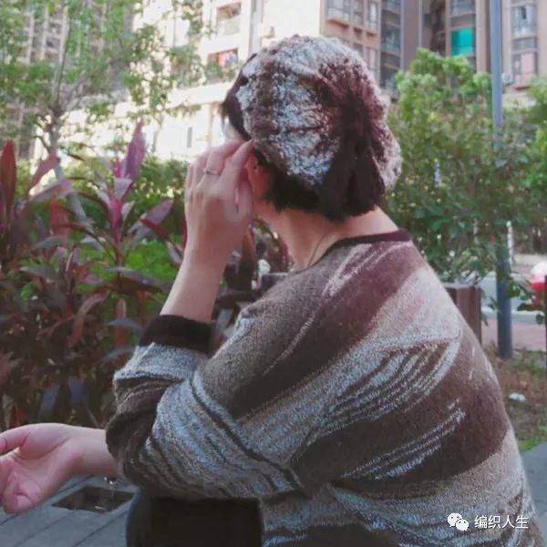 段染8号蕾丝线钩织作品,浅灰色织毛衣视频教程