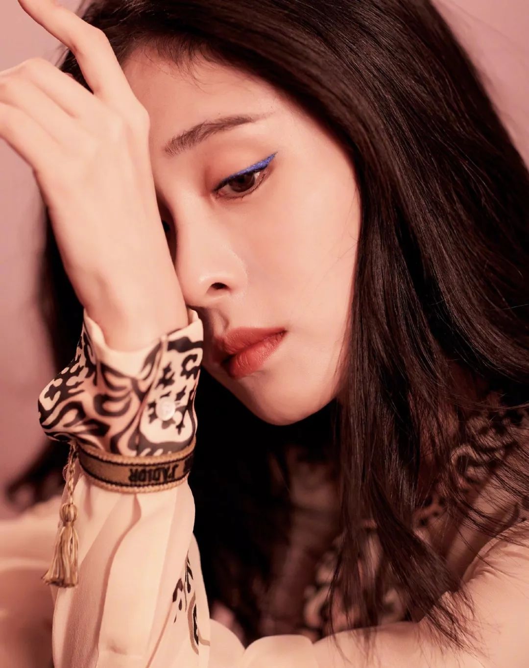 新手画jennie同款眼妆,怎么画jennie同款猫系眼线