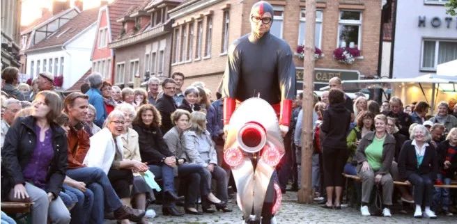 奥斯卡获奖影片《小妇人》的服装设计师是如何混搭风格和时代的？