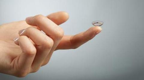 隐形眼镜碎在眼里,隐形眼镜碎在眼里有异物感