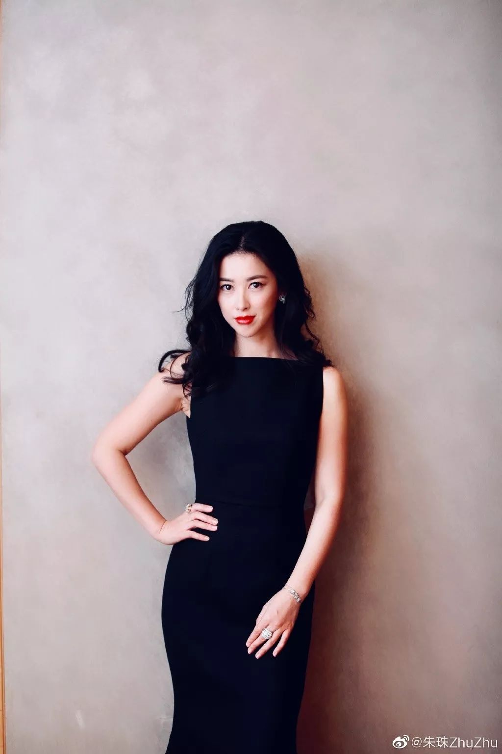 连续8年蝉联全球最美100人,35岁性感*物尤**凭美胸翻红,网友:我就是馋她身子