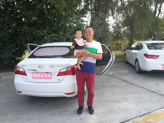 80多万的旅行轿车,80万旅游大巴车