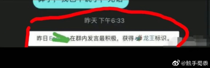 羽绒服背后带扣子,羽绒服背后的带子是挂衣服的吗