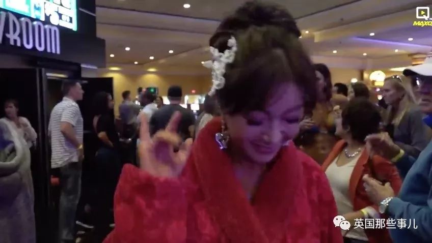 跟儿子登上杂志封面被以为是姐弟恋，这姐姐居然已经64岁了