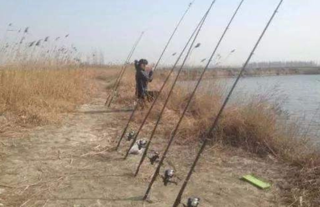 冬季抛竿钓鱼技巧选钓位和时间,抛竿野钓鲫鱼技巧