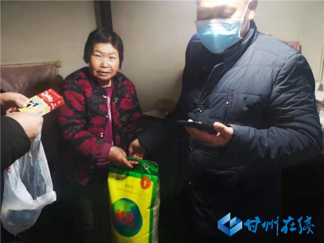 甘州区平山湖蒙古族乡*党**员干部代购物资获农牧民点赞