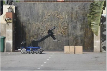 中国领事馆门前可疑包裹,领事馆发现可疑箱子