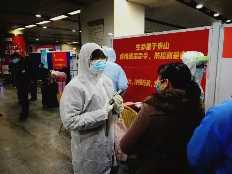 一天敲开216扇门，却只能在走廊与家人相望……丨法院战“疫”速览