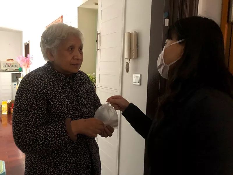 代购蔬菜、送药上门……吴淞这群居委干部开启新“副业”