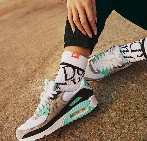 潮流范丨隔空约会时讨论一下你们穿哪双鞋碰面？我是肖战同款