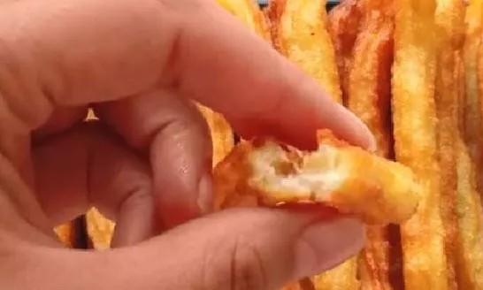 做油条2斤面粉放多少酵母,油条怎么发面和制作凉了也不硬