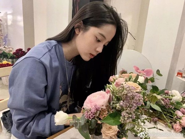 欧阳娜娜酷girl的日常look,欧阳娜娜化身甜酷女孩