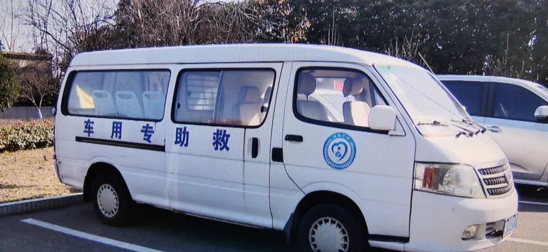 13岁女童独自在家，社区工作人员当起“临时父母”