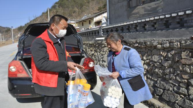 西安疫情柞水志愿者,志愿者跑腿抗击疫情