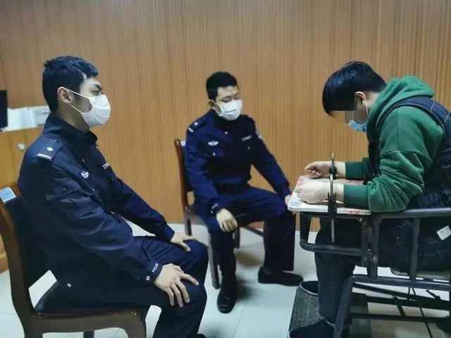 18岁男子假卖口罩骗钱被警方抓获,90后卖口罩诈骗500万