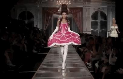 壹周潮话题|Bella女士“弯道超车”，可Gigi是怎么了？