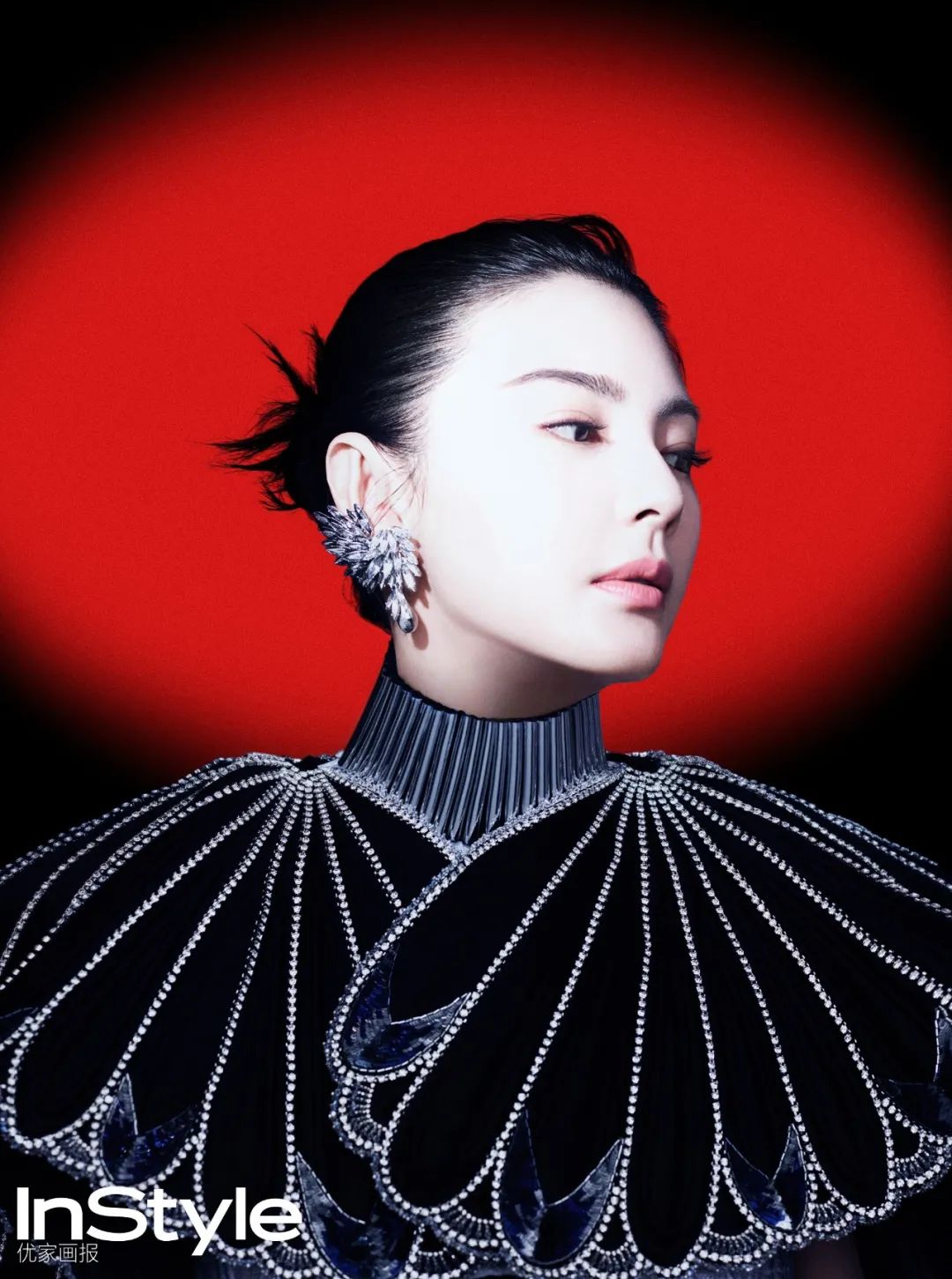 张雨绮站在舞台上虚不虚,张雨绮封面泳池女王