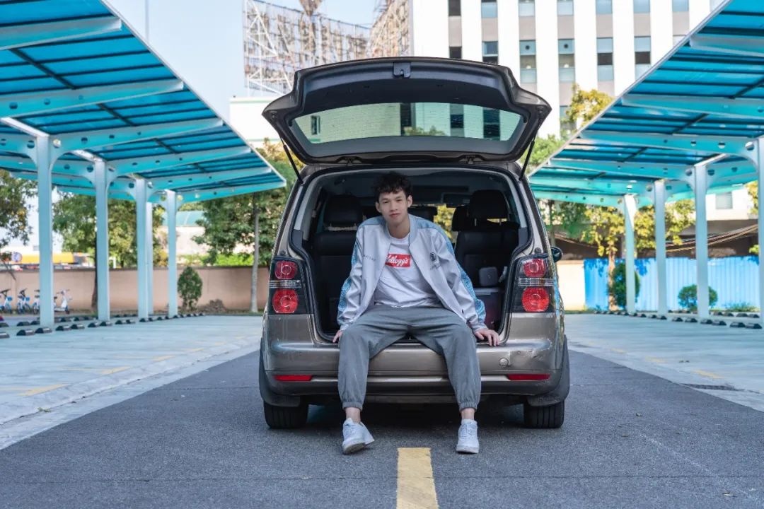用家里的老途安来练技术,1米9小伙表示坐进去空间还很富裕!就是车机配置有点跟不上?