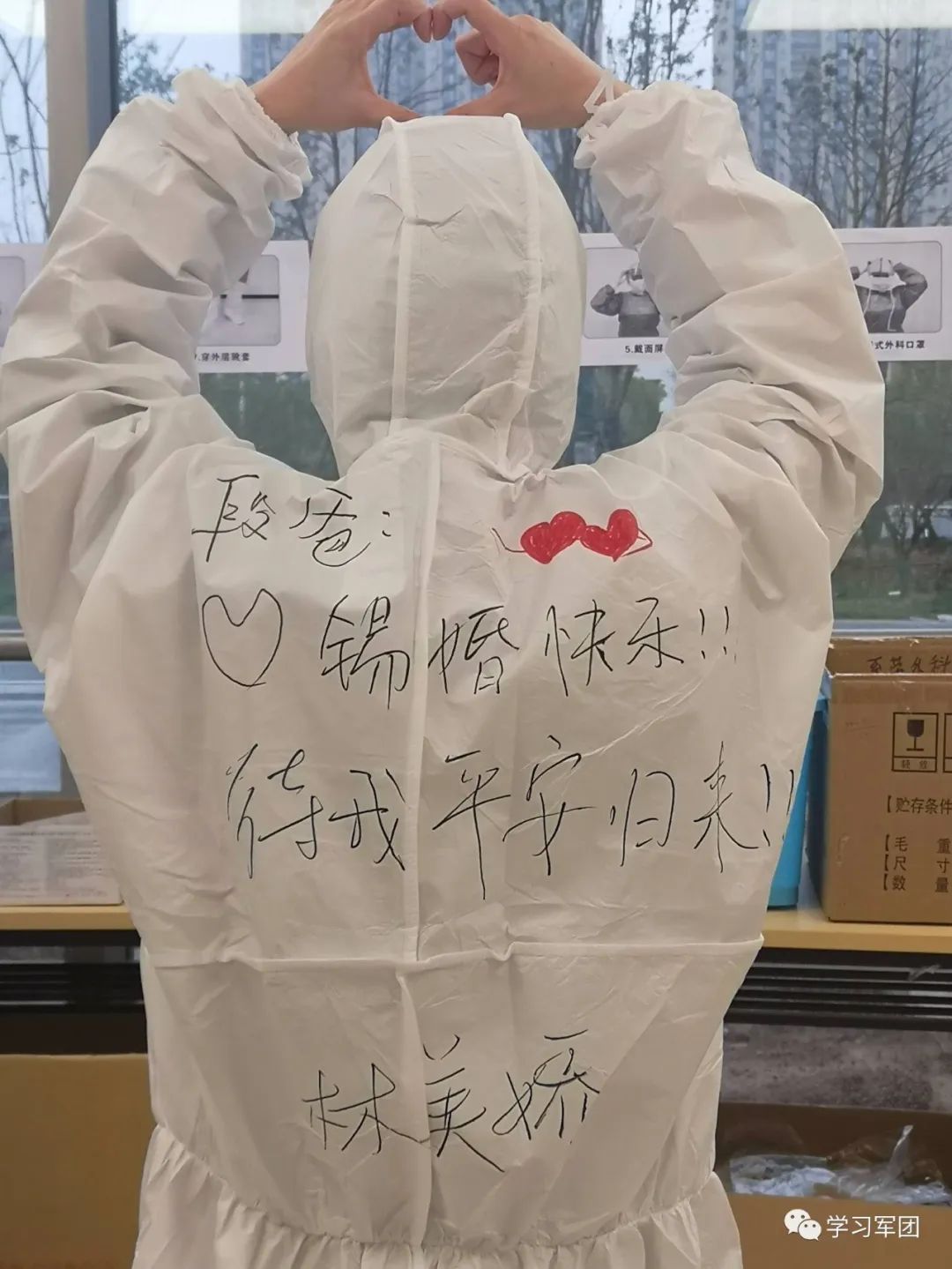 抗疫一线的白衣感动瞬间,武汉疫情防护服上写精忠报国