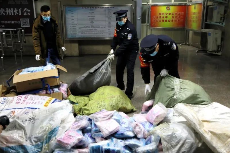 32万只假口罩即将被运走,好在铁警及时接到群众举报……