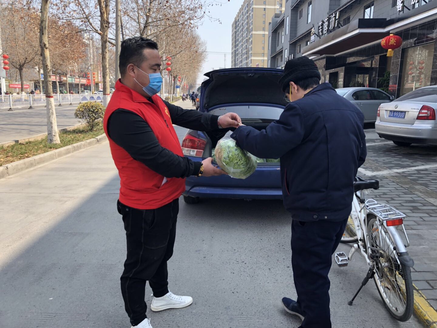 爱心助农大棚蔬菜滞销,爱心团队帮助卖菜女孩