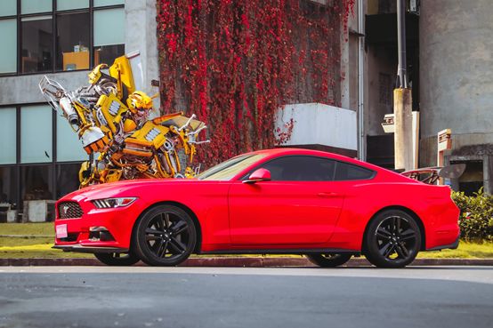 放弃奔驰C购置福特野马，为了平民跑车梦，换来“油耗大、内饰糙，偶尔还能跑婚庆”的结局？