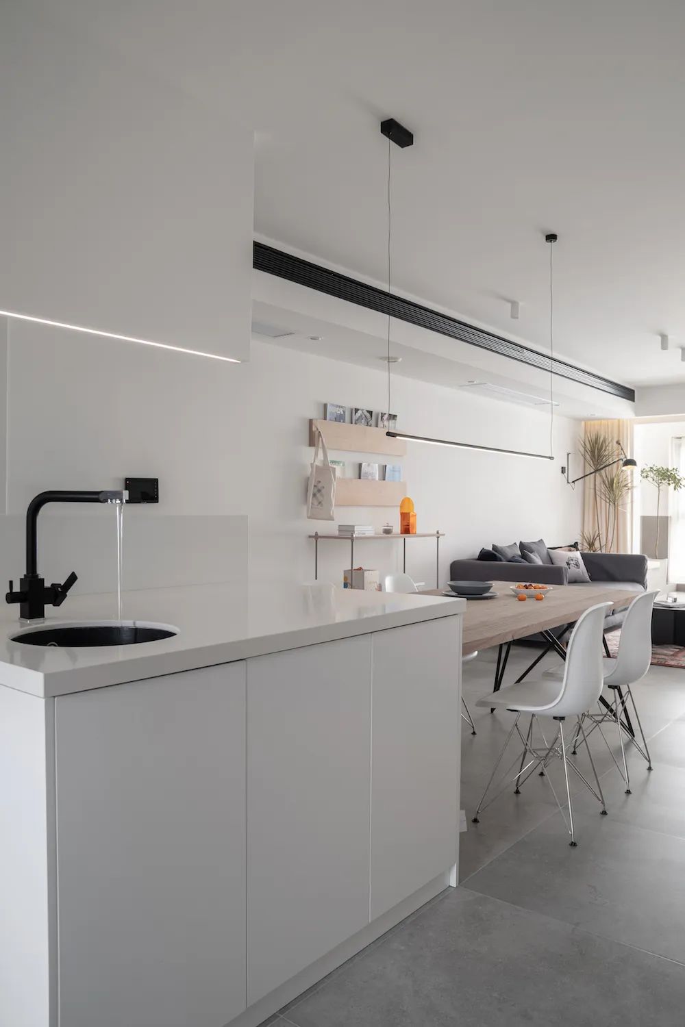 入门玄关连着小房间不浪费空间,现代化两边不靠墙入户玄关实用