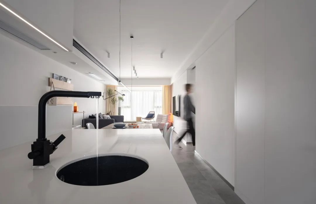 入门玄关连着小房间不浪费空间,现代化两边不靠墙入户玄关实用