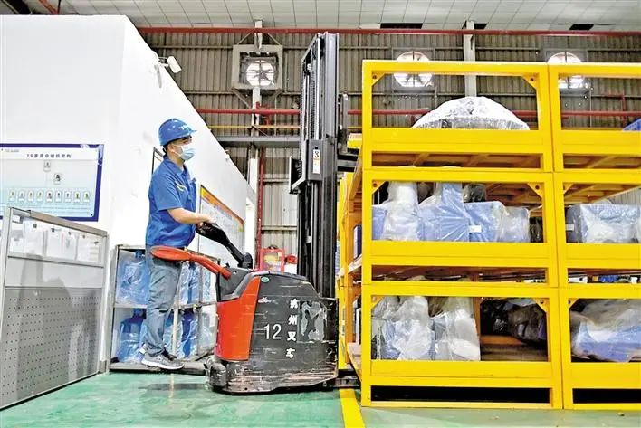 听着机器轰隆隆的声音,听机器的轰鸣声才睡得着觉