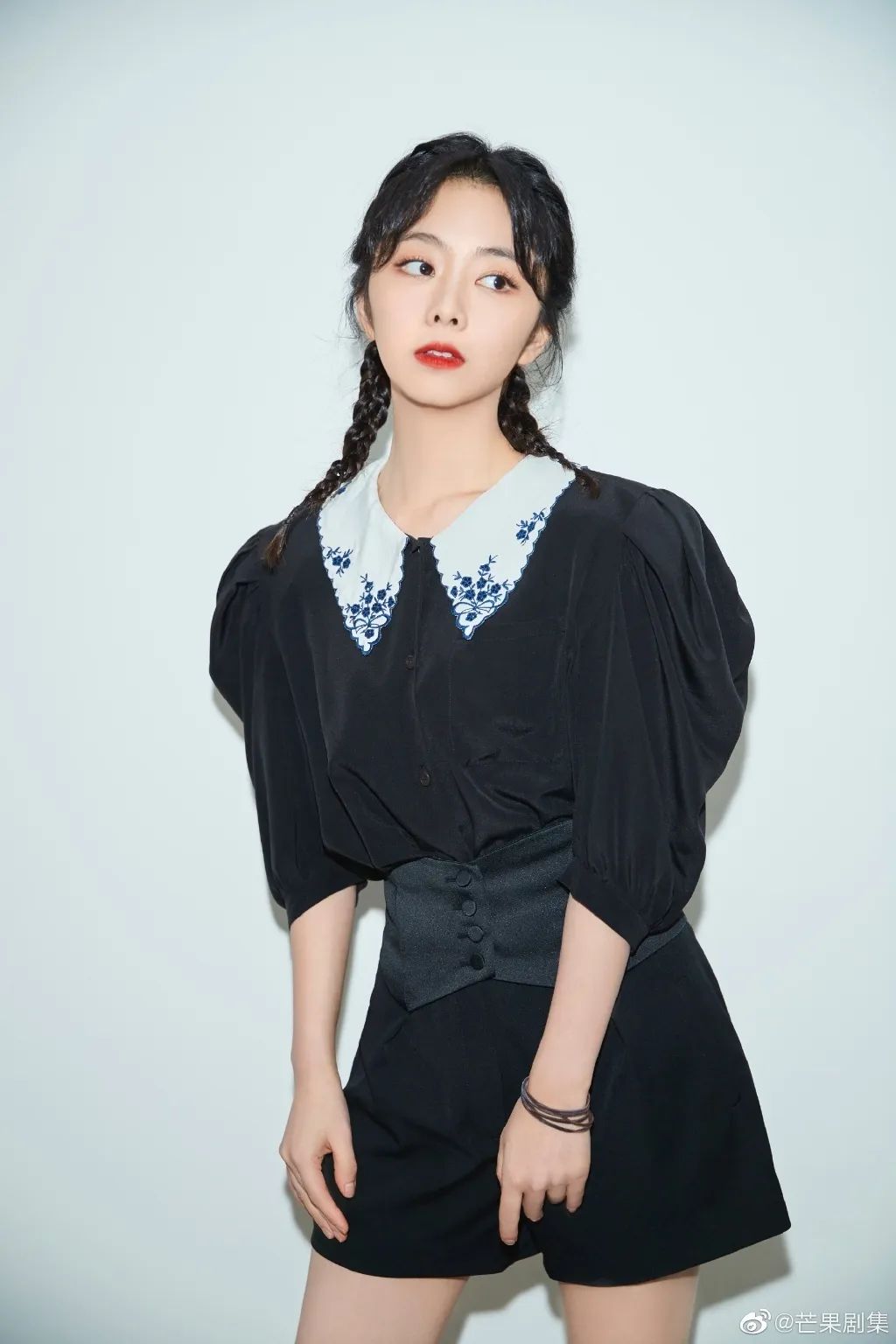 今年的自信就指着领子了