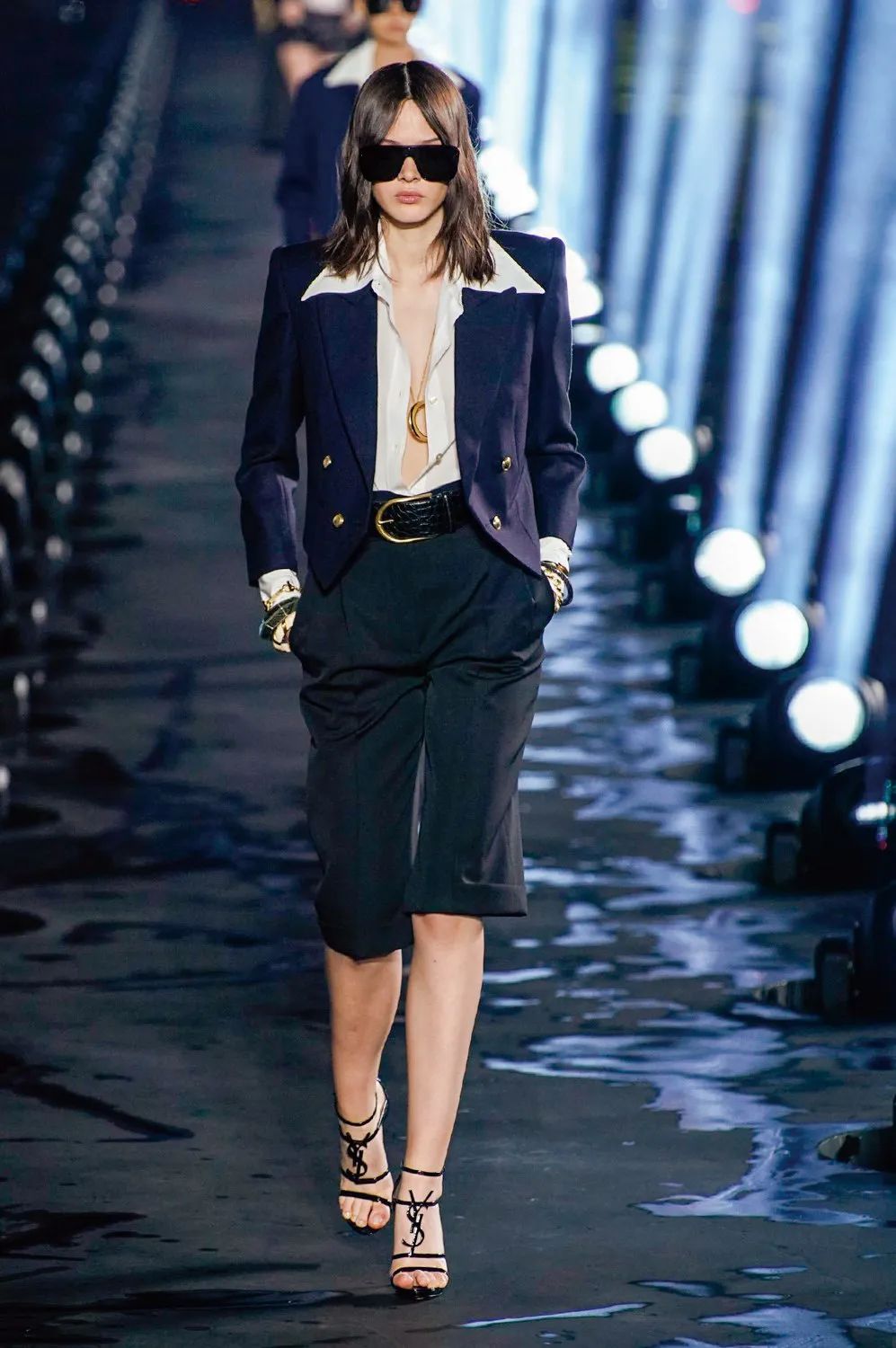 今年的自信就指着领子了