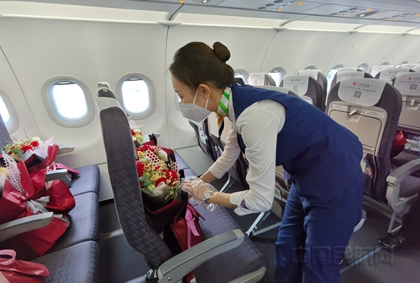 贵州援鄂医疗队出征飞机上,贵州返黔援鄂医疗队