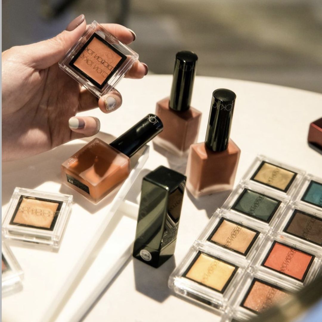 2018年王一博粉红色眼影,王一博雾蓝发同款