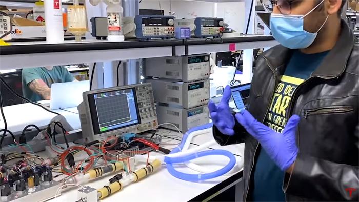 马斯克已向加州交付1000台呼吸机,马斯克最新发布的车用的什么材料