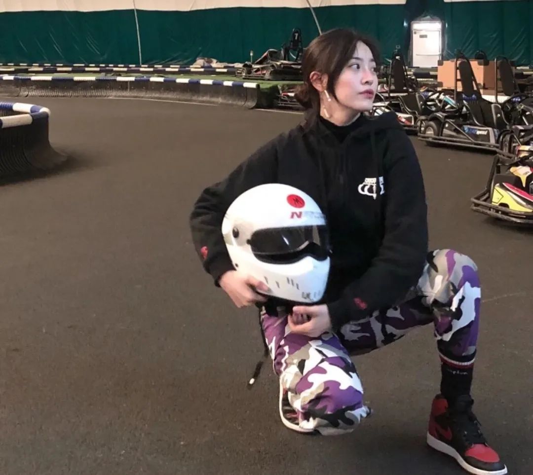 蔡徐坤穿权志龙鞋,蔡徐坤lisa虞书欣合照