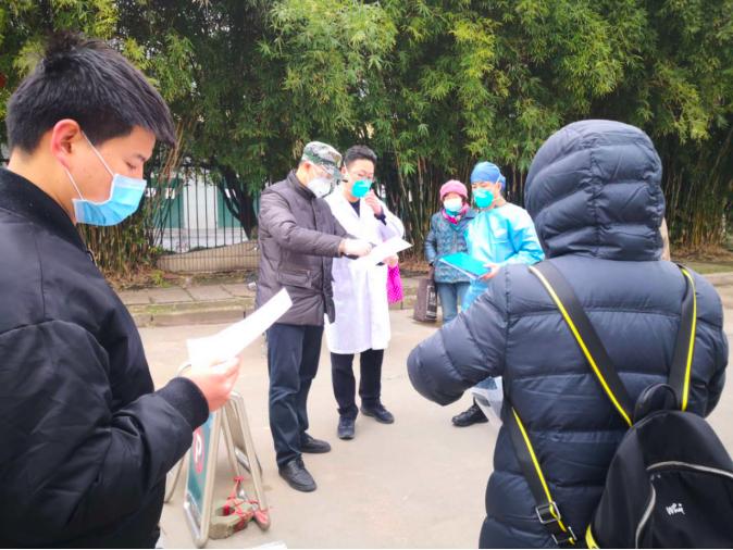 硬核小护姐表白汉警,援鄂医护表白民警