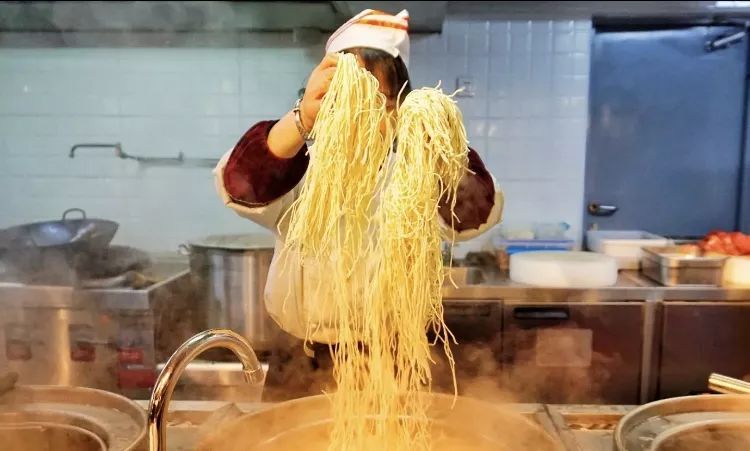 长沙米粉火热,长沙米粉排队30米