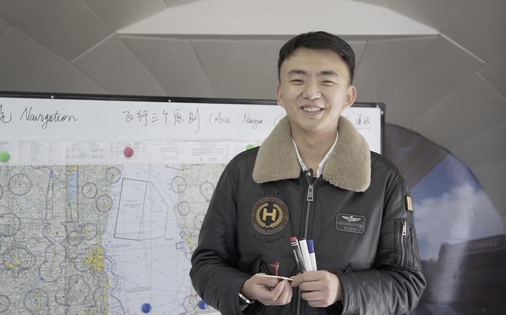 自制礼服，爱打篮球，云课堂教人抗疫……建德航空小镇这位“硬核”机长成网红