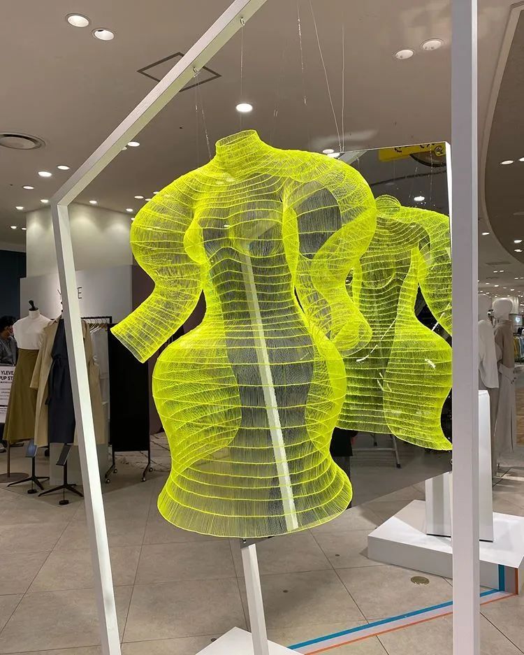 搞艺术前快回家把奶奶打扮一下，让她成为你的灵感缪斯吧