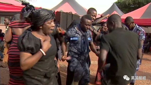 黑人老哥边蹦迪边抬棺材，为啥这个国家的葬礼这么嗨