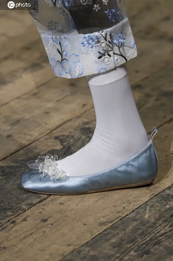 配饰狂|杨幂的终极时髦秘籍，10块钱帮你给腿整容