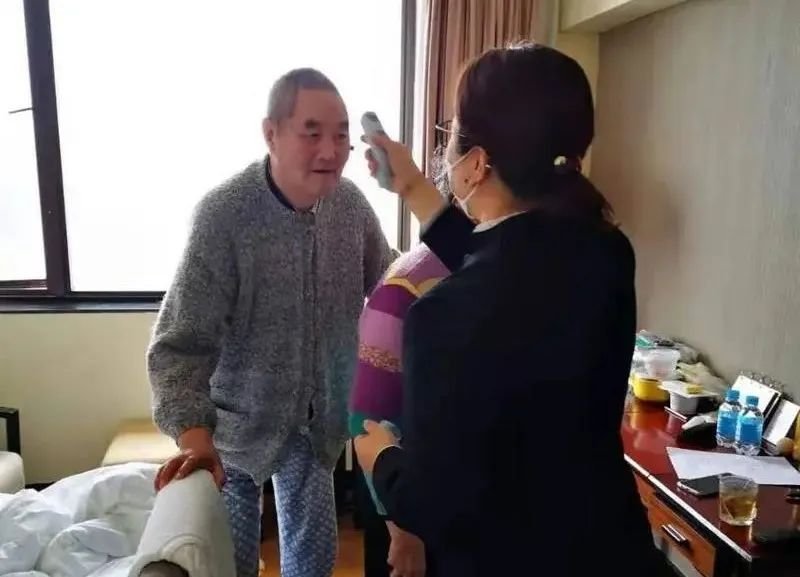 民警为滞留游客送物资,民警为滞留乘客送货