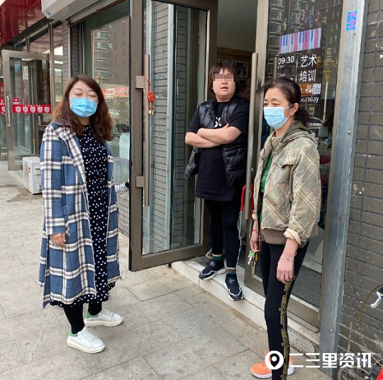 「二三里早八点」把树杈当单杠,德惠公园大爷大妈锻炼方式太奇葩