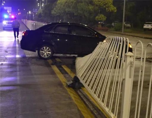 撞护栏致连环车祸司机去哪里了,警方通报车辆失控撞护栏