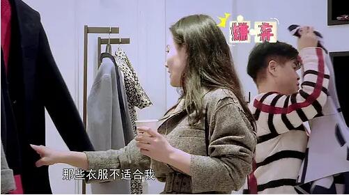 冉莹颖和邹市明机场照,冉莹颖为邹市明呐喊穿的衣服