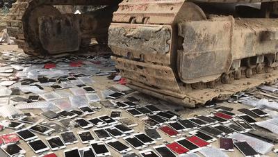 茅台酒，碾！中华烟，碎！卡地亚手镯，铲！