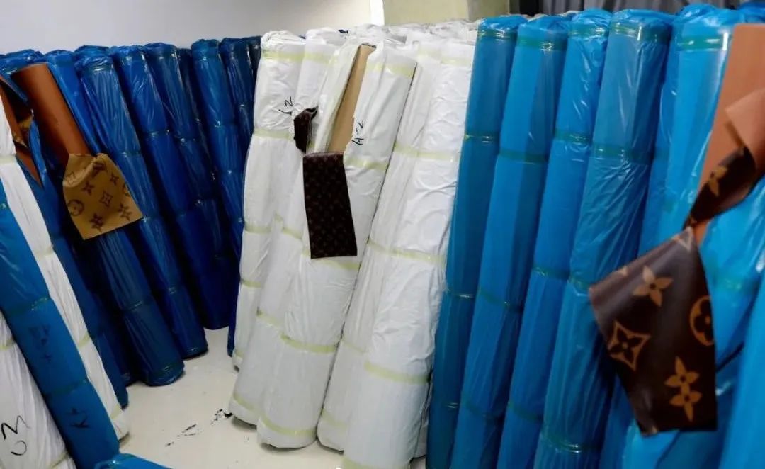 朋友圈画风突变！“黑人朋友”代购乱入？摆地摊卖LV、GUGGI？