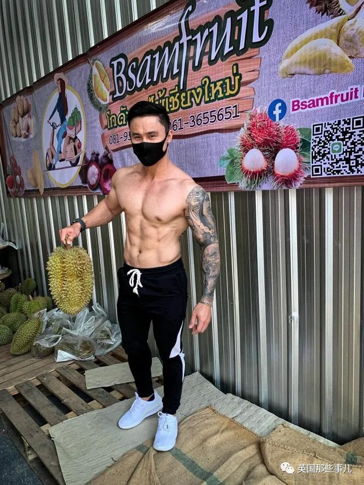 泰国健身教练赤膊卖榴莲走红,泰国健身教练榴莲